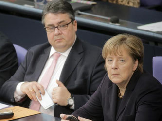 Bundeskanzlerin Merkel vergangene Woche neben SPD-Chef Gabriel auf der Regierungsbank im Bundestag. Foto: Kay Nietfeld