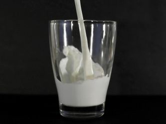 Die EU-Verordnung stellt klar: «Der Ausdruck "Milch" ist ausschließlich dem durch ein- oder mehrmaliges Melken gewonnenen Erzeugnis der normalen Eutersekretion, ohne jeglichen Zusatz oder Entzug, vorbehalten.» Foto: Daniel Karmann