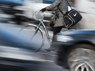 Radfahren in der Großstadt: Fast jeder zweite Radfahrer fühlt sich laut einer Umfrage auf deutschen Straßen nicht richtig sicher. Foto: Daniel Reinhardt/Archiv