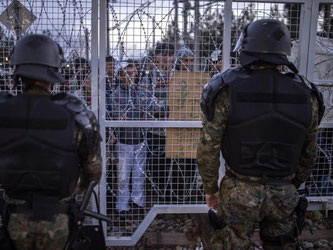 Mazedonische Polizisten sichern die Grenze zu Griechenland. Foto: Georgi Licovski