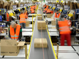 Amazon-Logistikzentrum in Pforzheim: Der weltgrößte Online-Händler will in Deutschland stärker im Handel mit Alltags-Produkten mitmischen. Foto: Jan-Philipp Strobel/Archiv