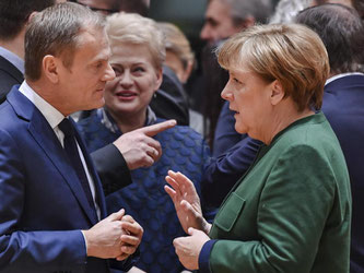 Kanzlerin Merkel und der wiedergewählte EU-Ratspräsidenten Tusk sprechen während des EU-Gipfels in Brüssel. Foto: Geert Vanden Wijngaert