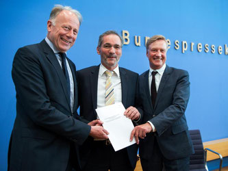 Hocherfreut: Die drei Kommissions-Vorsitzenden Ole von Beust, Matthias Platzeck und Jürgen Trittin (v.l.) sehen ihren Vorschlag als fairen Kompromiss. Foto: Bernd von Jutrczenka