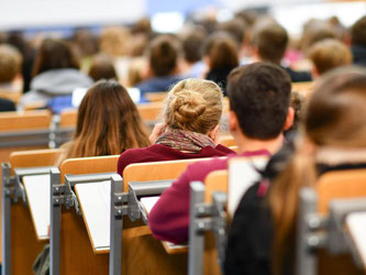 Studenten sitzen in Heidelberg in einem Hörsaal. Foto: Uwe Anspach/Archiv