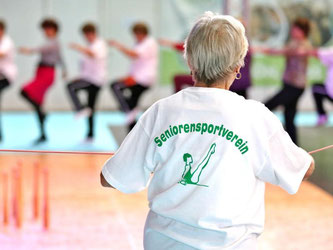Eine Frau vom Seniorensportverein Krostitz tanzt. Foto: Jan Woitas