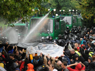 Ein Wasserwerfer spritzt in Stuttgart auf Demonstranten. Foto: Marijan Murat/Archiv