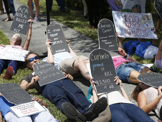 Demonstranten liegen auf dem Boden in Miami, und protestieren für die Gesundheitsreform «Obamacare». Foto: Wilfredo Lee