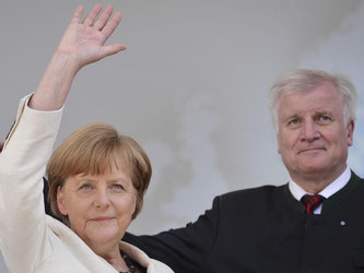 Bundeskanzlerin Merkel (CDU) sagt "wir schaffen das", Bayerns Ministerpräsident Seehofer (CSU) meint "wir sind am Limit". Foto: David Ebener