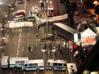 Bei dem Anschlag mit einem Lastwagen auf einen Weihnachtsmarkt am Berliner Breitscheidplatz waren 12 Menschen ums Leben gekommen und mehr als 50 verletzt worden. Foto: Michael Kappeler
