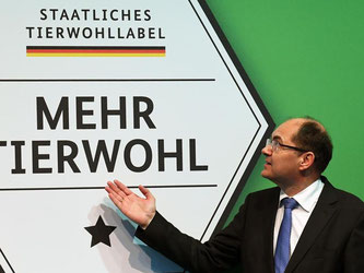 Bundeslandwirtschaftsminister Christian Schmidt präsentierte auf der Grünen Woche in Berlin ein neues staatliches Label für mehr Tierwohl. Foto: Ralf Hirschberger