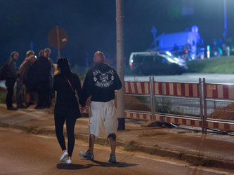 Am Wochenende hatten Rechte am Flüchtlingsheim Bierflaschen und Böller auf Polizisten geworfen. Foto: Arno Burgi