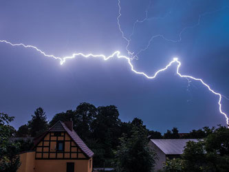 Vor Blitz und Donner warnen Wetter-Apps fürs Smartphone. Foto: Patrick Pleul