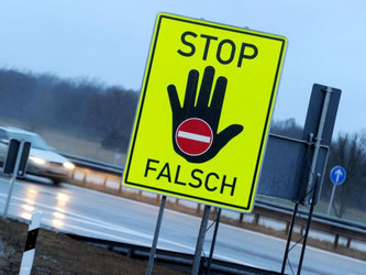 Das Schild an der Autobahn soll davon abhalten, zum Falschfahrer zu werden. Bundesweit gibt es jährlich bis zu 80 Unfälle durch Geisterfahrer, jeder sechste endet tödlich. Foto: Tobias Hase