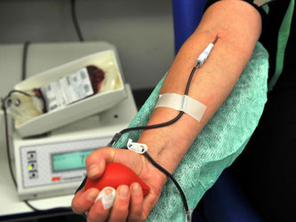 Eine Nadel steckt beim Blutspenden in der Vene eines Blutspenders. Foto: Patrick Seeger/Archiv