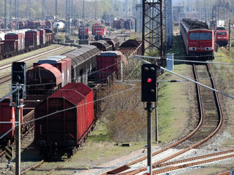 Der Bund will möglichst viele Gütertransporte auf der Schiene statt auf der Straße befördern. Die Bahn hat offenbar andere Pläne. Foto: Bernd Wüstneck