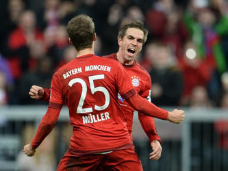 Die Bayern-Stars Philipp Lahm und Thomas Müller freuen sich über die Herbstmeisterschaft. Foto: Andreas Gebert