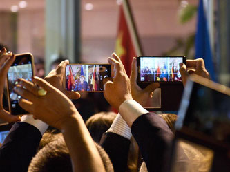 Bundeskanzlerin Angela Merkel wird mit Smartphones fotografiert und gefilmt. Foto: Rainer Jensen/Archiv