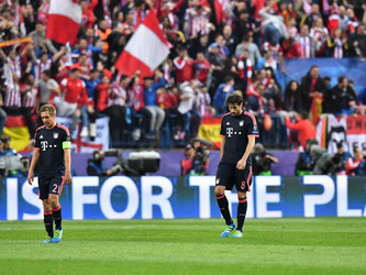 Nach der 0:1-Niederlage bei Atlético Madrid trotten die Spieler des FC Bayern München über das Spielfeld. Foto: Peter Kneffel