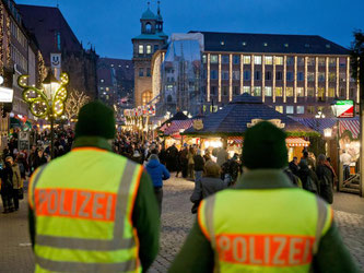 Weihnachtsmarkt-Besucher müssen ihre Wertsachen vor Taschendieben schützen - denn die Polizei kann nicht überall präsent sein. Foto: Daniel Karmann