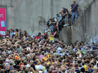 Kurz vor dem Unglück: Dicht gedrängt stehen die Besucher der Loveparade an einem Tunnelausgang in Duisburg. Foto: Daniel Naupold/Archiv