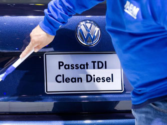 Wirklich clean? Ein VW Passat TDI Clean Diesel bei der North American International Autoshow in Detroit. Foto: Friso Gentsch/Archiv