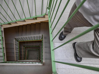 Ein 80 Jahre alter Mann konnte sich vor dem BGH nicht durchsetzen. Wegen einer Gehbehinderung wollte er ein Eigentümer-Haus mit einem Fahrstuhl nachrüsten lassen. Foto: Patrick Pleul