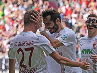 Augsburgs Spieler bejubeln den Treffer zum 1:0. Foto: Stefan Puchner