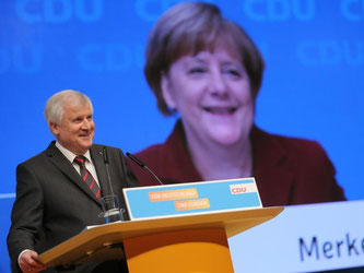 CSU-Chef Seehofer hält seine Rede in Karlsruhe. Der Kanzlerin scheint es zu gefallen. Foto: Michael Kappeler