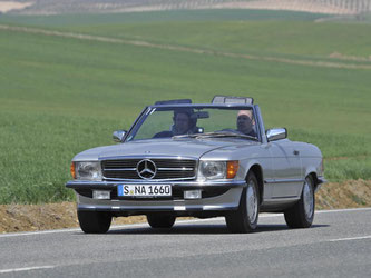 «Bobby-Car»: Einen Mercedes SL aus der Baureihe R 107 fuhr auch Bobby Ewing in der TV-Serie «Dallas». Foto: Daimler AG