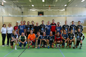 Gemeinsames Foto nach dem Pokalhalbfinale zwischen dem VC Eltmann und dem VC Passau II 