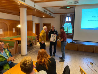 Klaus Schachtner und Armin Kaltenecker überreichten Fred Horn (links) die Ehrenurkunde und ein Geschenk, Foto: RS
