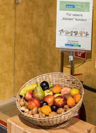 der Kinderkorb mit Nüssen, Früchten, Bananen, etc.