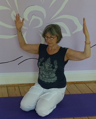 Christa Trobich beim Yoga