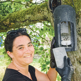 Céline Martinez kontrolliert einen Feldermauskasten  xxxxxxxxxxxx   Bilf zvg