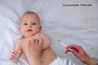 Laut Impfempfehlung sollte die erste von zwei Masernimpfungen ab dem 11. Lebensmonat erfolgen. In akuten Ausnahmefällen ab dem 9. Lebensmonat. 