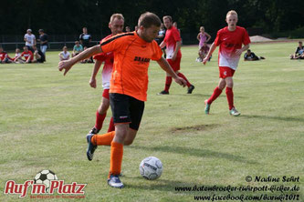 Die RW Welheimer Löwen II (orangenes Dress) scheiterten im Halbfinale und verloren auch das anschließende Neunmeterschießen um Platz Drei.