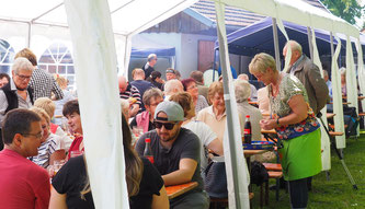 beliebter Treff: Das Maifest des OGV (Foto: Erich Heybach)