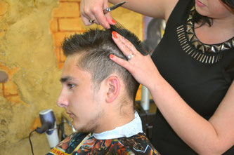 Mann beim Friseur