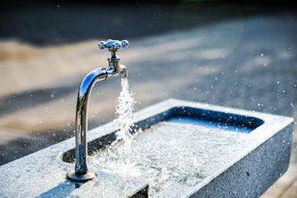 Wasser läuft aus einem Wasserhahn