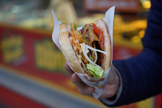 Döner Kebab in der Hand