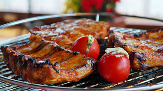 Fleisch am Grill  mit Tomaten
