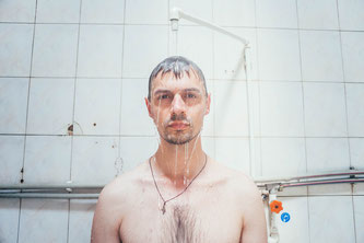 Ein Mann duscht