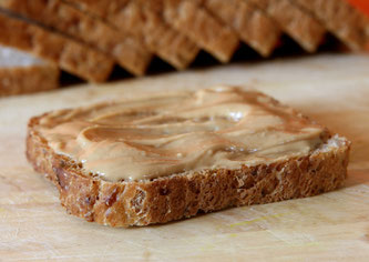 Erdnussbutter auf Toastbrot