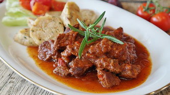 Gulasch Knödel Teller essen