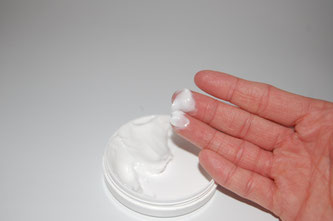 Hand mit Creme