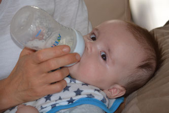 Baby trinkt Fläschchen