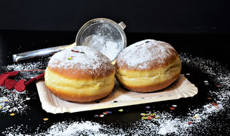 2 Krapfen und Zuckersieb 