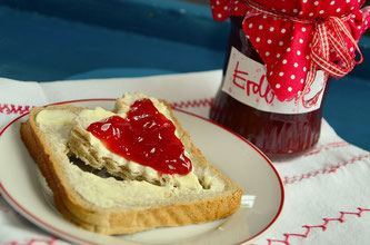 Glas Erdbeermarmelade Brot Butter Herz