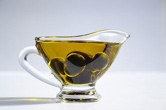 Glas mit Oliven und Olivenöl