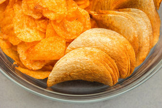 Unterschiedliche Kartoffelchips auf einem Teller